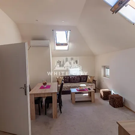 Apartment Townhouse - *
